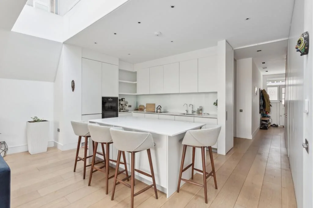 Handleless Collection kitchen view 8