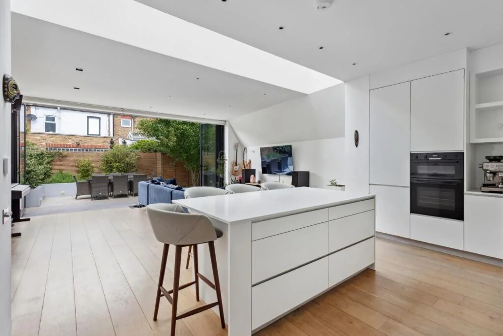 Handleless Collection kitchen view 9